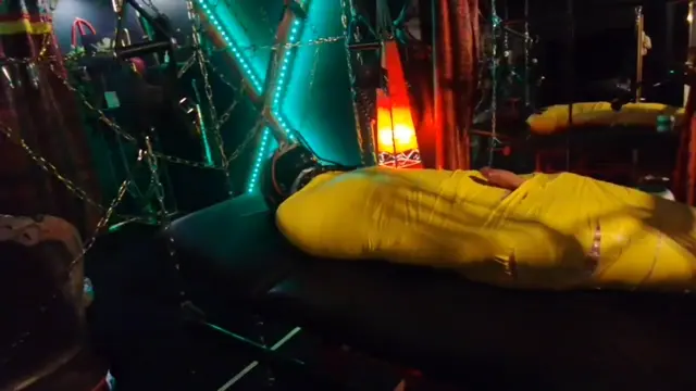 Poster: QueenofBDSM - Mumifizierte Sklavin wird trocken gemolken - Bdsm Poster: QueenofBDSM - Mumifizierte Sklavin wird trocken gemolken - Bdsm